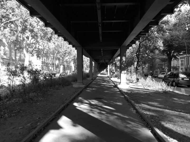 Langer Blick unter das Hochbahn-Viadukt entlang der Kreuzberger Skalitzer Straße. Rechts und Links befindet sich die Straße. Unter dem Viadukt ist nichts los.