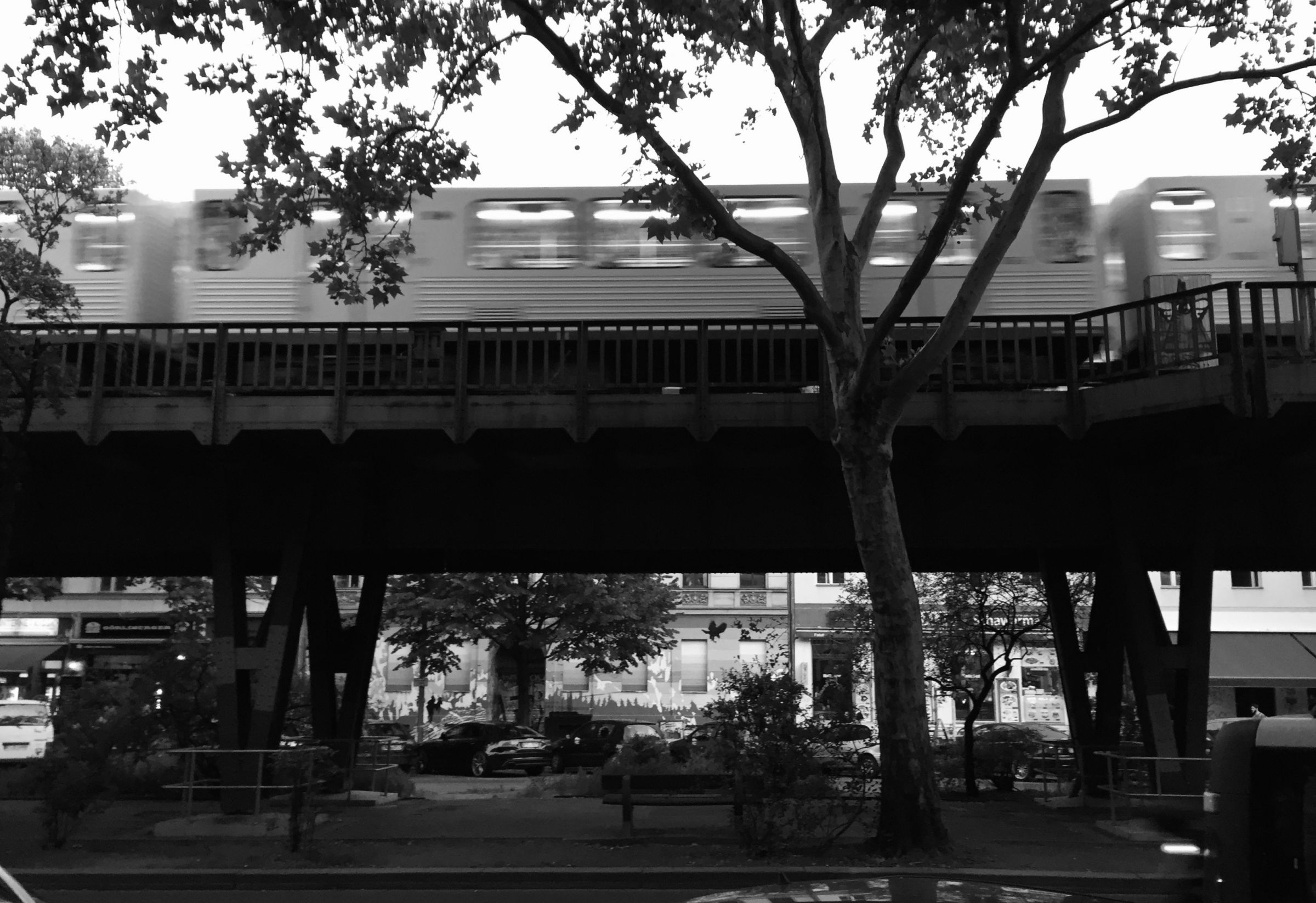 Blick auf das Viadukt vom Gehweg aus. Auf dem Viadukt fährt die U-Bahn.