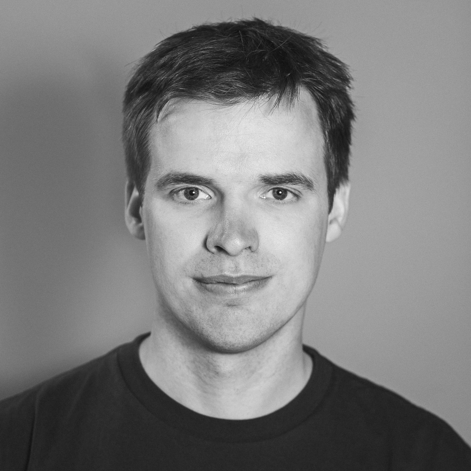 Portraitfotografie eines jungen Mannes Mitte Zwanzig mit Kurzhaarschnitt